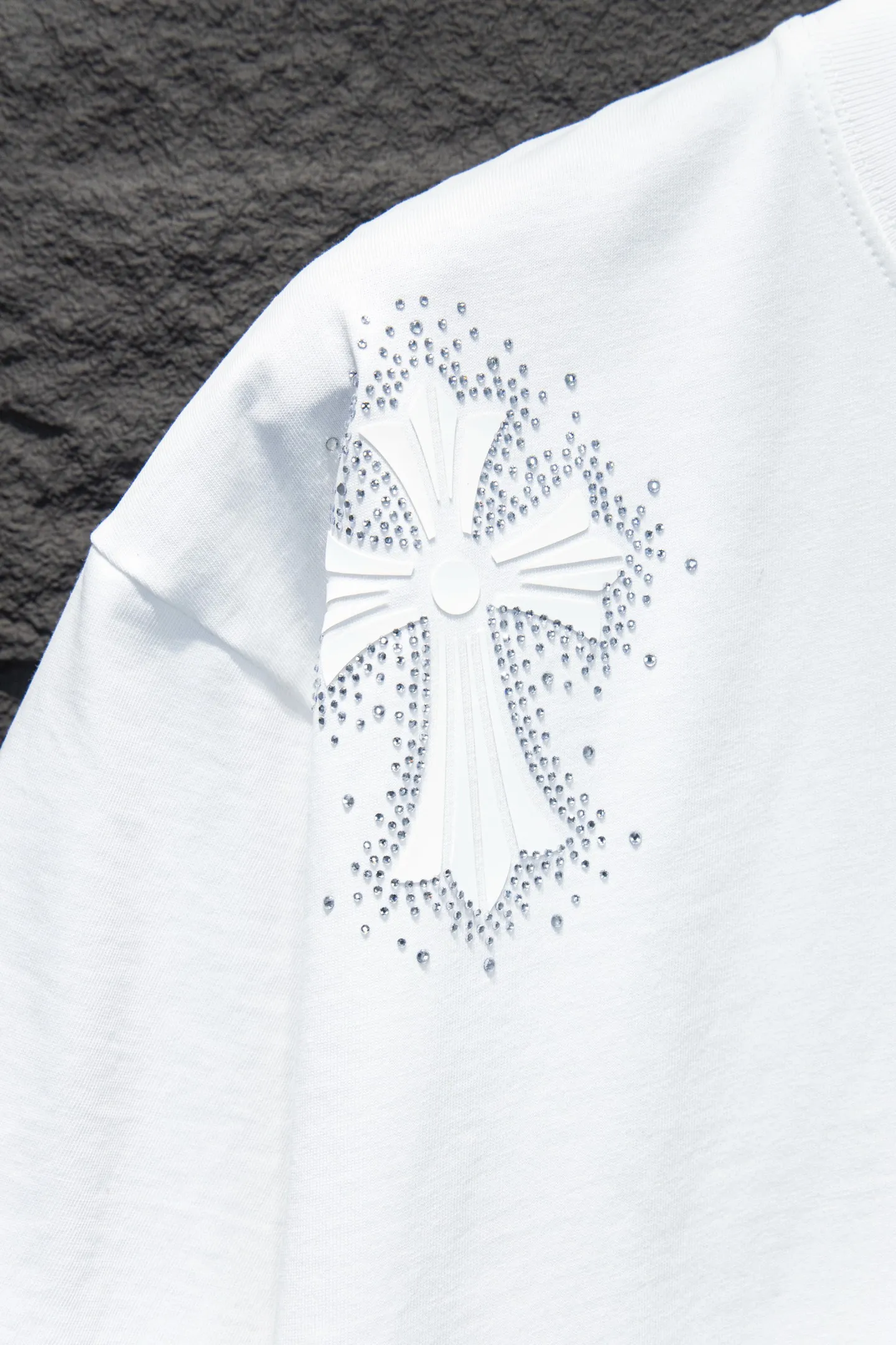 P190 🆕Chrome hearts 25ss os version is really charming and Chrome Hearts is really a must-have. Each season's new version is made to the extreme. It is very practical and can be worn casually. Nice✔️ - ⚠️100% cotton. It is made of 32-count double yarn, 260-gram weight fabric and imported knitted needle carded cotton. It has moderate thickness, drape and contour, and the upper body is comfortable! ! It is very tolerant to fat body types and can instantly lose five pounds after wearing it!  Specially ordered many Austrian hot diamonds, which have the bling bling effect of natural crystals under the light, with multi-faceted reflective points, and the production cost is extremely high. The laser molding includes a computer engraving machine and a laser machine, which are accurate in units of particles. Finally, it is hot and set at high temperature. After the hot ironing, the firmness needs to be tested repeatedly on the hot stamping. It can show colorful reflections under the light. The collar webbing extends to the shoulders for reinforcement, and the stitching at the joints. The hem and cuffs are all made with 0.2mm stitch double-thread stitching. They are carefully produced at a high cost. The attitude of making goods with a magnifying glass restores the quality and effect of the product. The full set of customized accessories only presents every detail to the customer. Printing is done using film printing. 50,000 positioning is very time-consuming. The body is treated with silicone elements, which greatly increases the interest of the clothing; unique visual effects. After special treatment, a unique effect is formed. An irregular hem is added to the version. This year's Kroxin is the main version. In the past two years, the oversize version has become the focus of the trend and has been a popular staple in the past two years. The change of designers has made this brand an instant hit. The progressive fashion of the times also needs the blood impact of fresh elements and trendy designs in order to continue its glory! It’s stylish both inside and outside, a must-have for high street travel! An absolute "eye-catching style" that can match couples 💏 Color: Black White Size: S M L XL